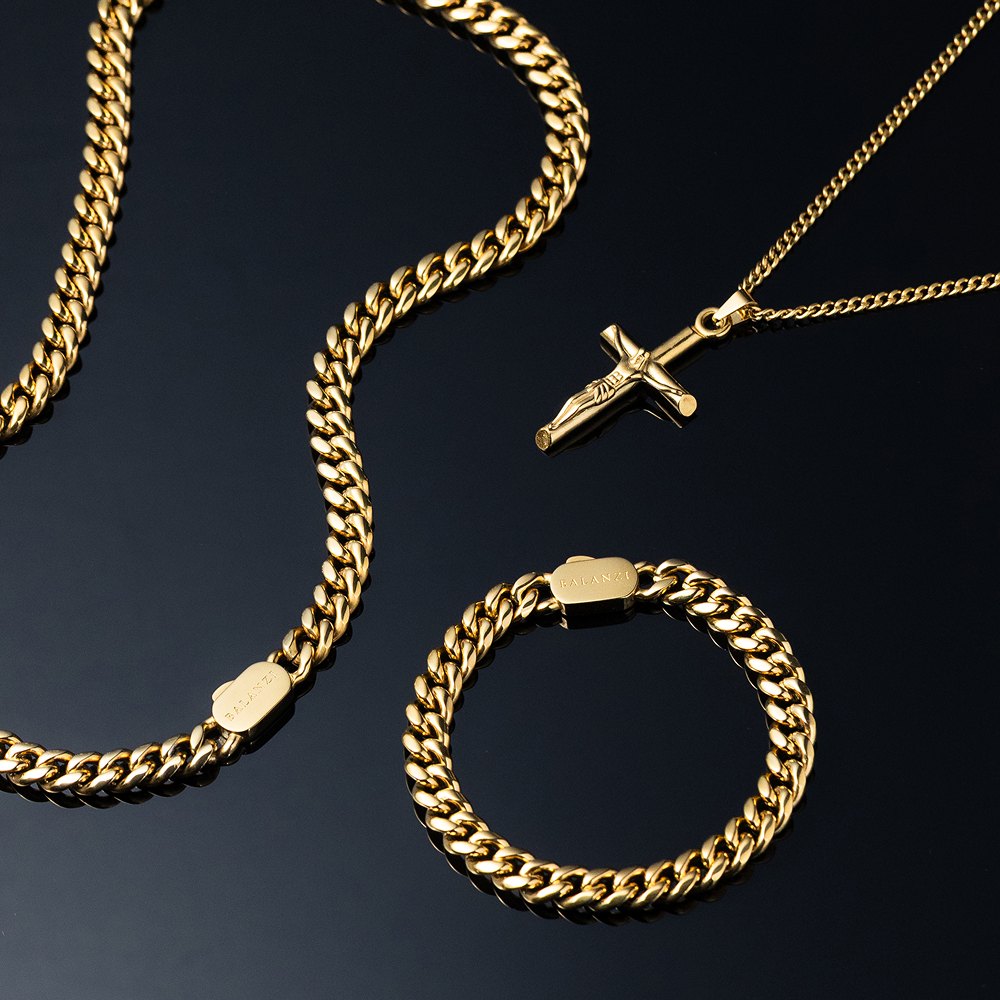 The 8mm Cuban chain, the matching 8mm bracelet and the crucifix